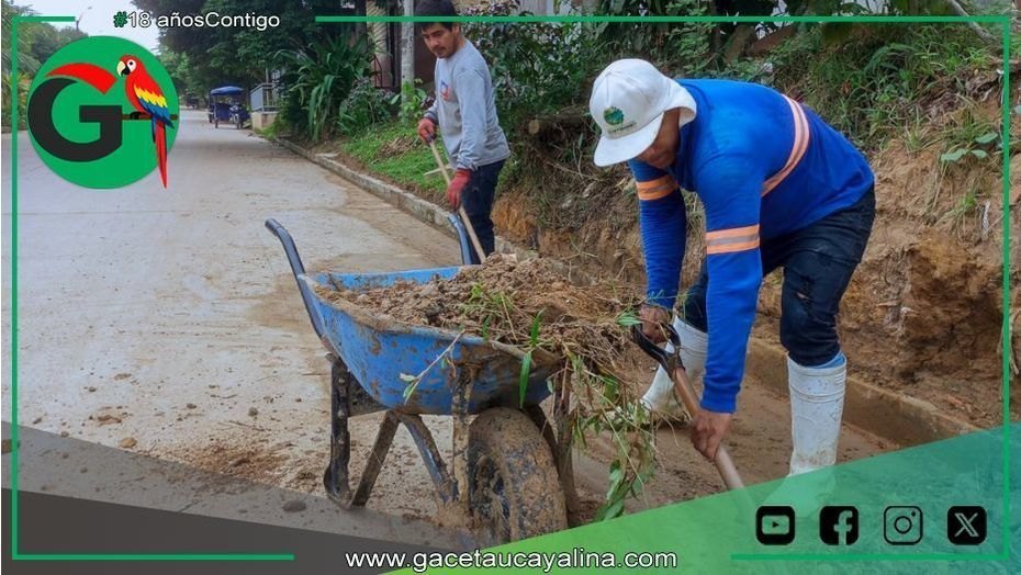 Municipalidad de Contamana limpia cunetas para prevenir inundaciones urbanas