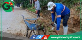 Municipalidad de Contamana limpia cunetas para prevenir inundaciones urbanas